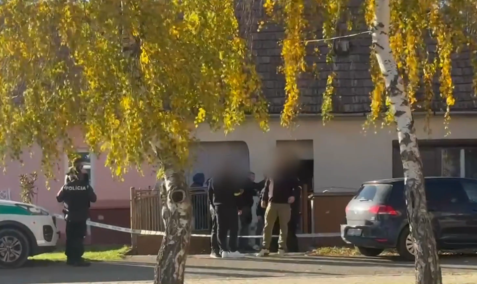 Počas streľby pri rodinnom dome bol zranený mladý muž. Polícia zadržala podozrivého