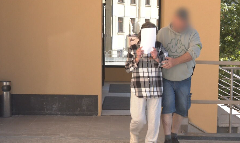 Susedia ich nevideli triezvych. Hádka manželov sa skončila bodnutím nožom