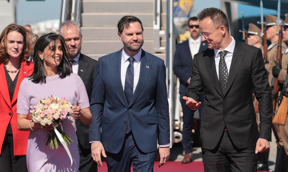 Odborník: USA zasahujú do volieb v Maďarsku. Pomôže návšteva Vancea Orbánovi?