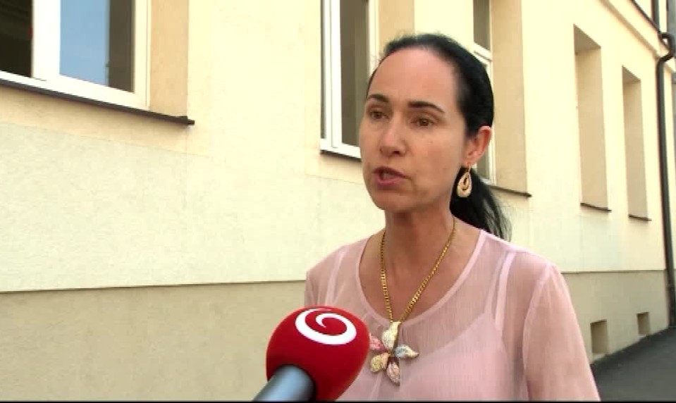 Otec policajt a dcéra policajtka zaútočili na ženu v hypermarkete