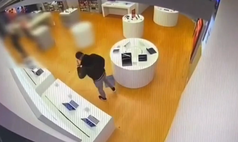 Muž rozbil notebook v obchode. Personálu povedal, že sa chce rýchlo dostať do väzenia