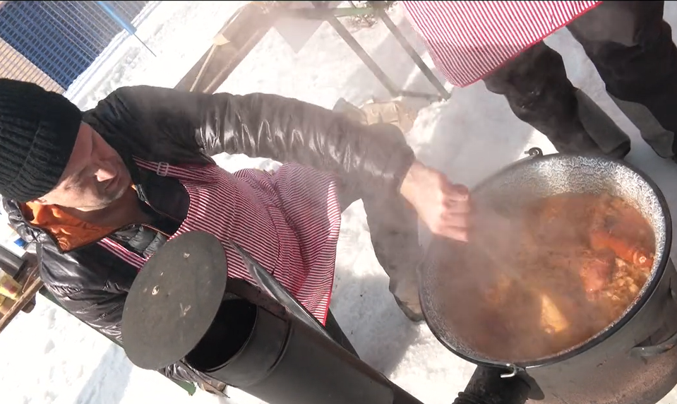 Majstrovstvá vo varení kapustnice prilákali kuchárov aj lyžiarov