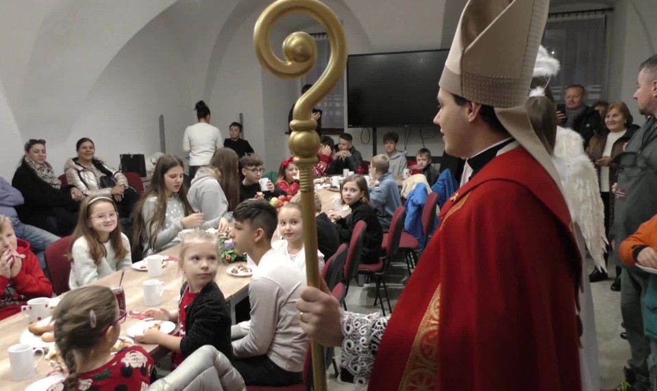 Mikuláš za volantom aj s kukláčmi a anjelmi: Ako sa na Slovensku oslavuje 6. december?