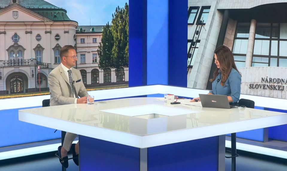 Štúdio 24: Fico vyzval Žilinku na odchod. Ide o psychologický nátlak, hovorí politológ