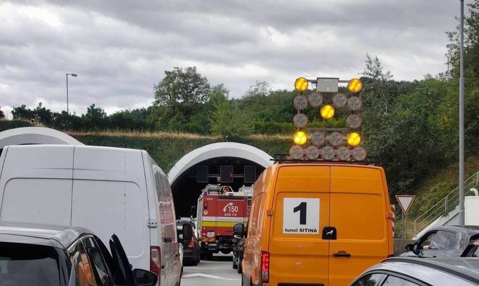 V tuneli Sitina sa zrazilo 13 áut a kamión. Bratislavu paralyzujú kolóny