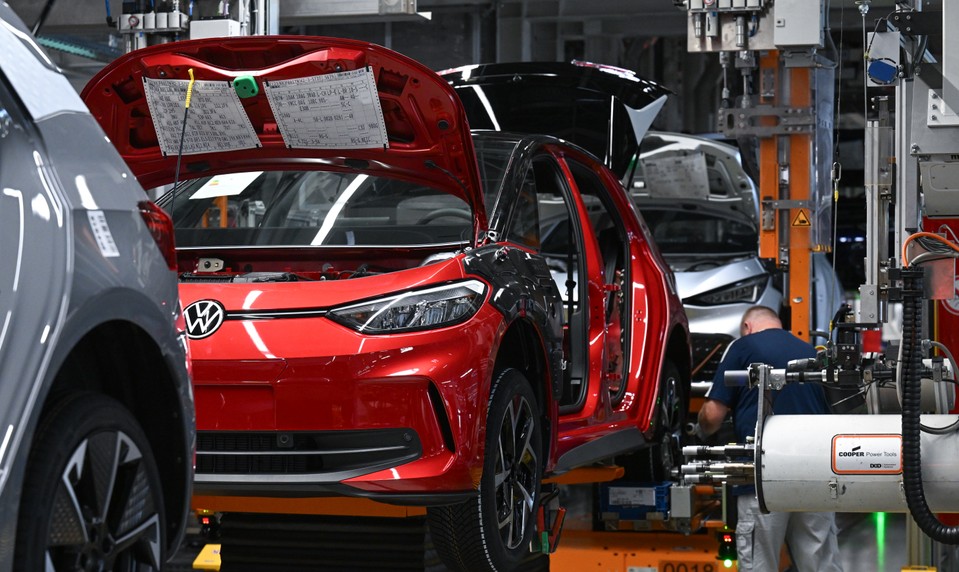 Európsky parlament ustúpila voči zelenej politike: Zákaz spaľovacích motorov sa odkladá