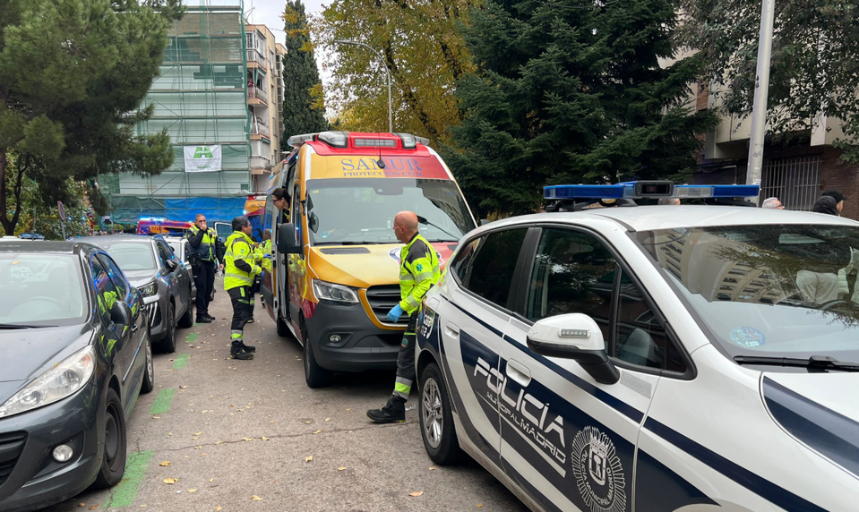 Matka skočila z 10. poschodia s dvojčatami v náručí