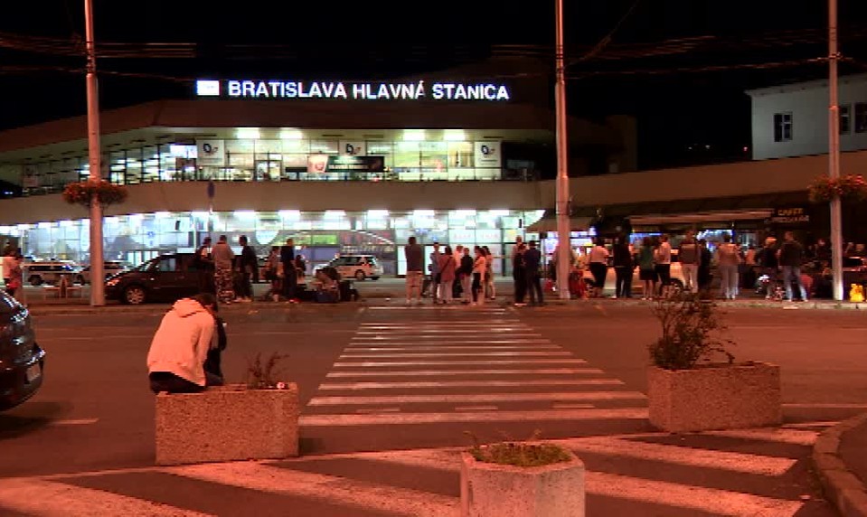 V Bratislave evakuovali Hlavnú stanicu, policajti hľadali bombu