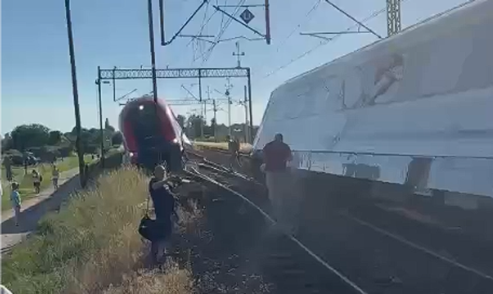 Na západe Poľska sa zrazili dva vlaky. Vagóny sa vykoľajili