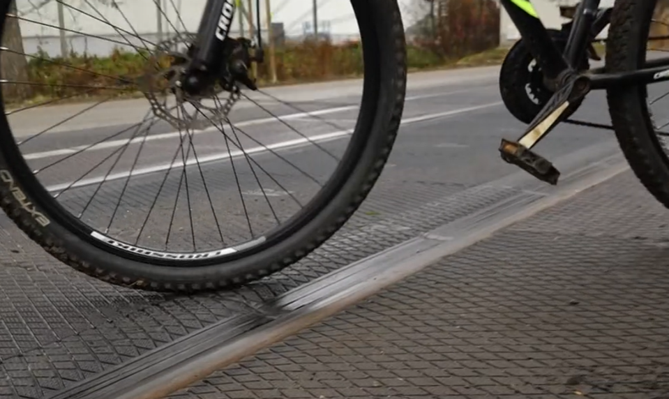 Nebezpečné železničné priecestie vo Veľkej Lomnici si prešlo opravou