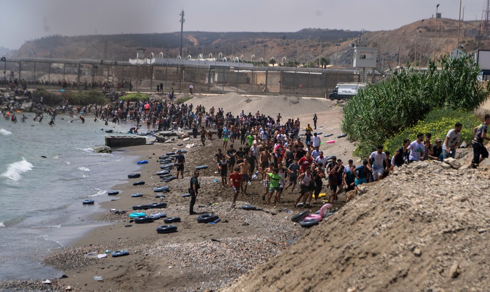 Tisíce migrantov priplávali z Maroka do španielskej Ceuty. Miestne úrady žiadajú pomoc armády