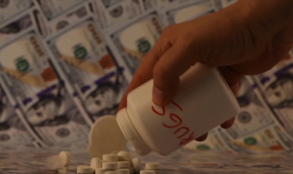 Senior vyhral v lotérii milióny. So synom za ne rozbehol drogové laboratórium