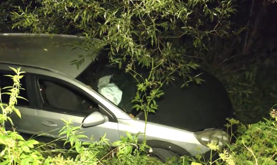 Bez vodičáku a pod vplyvom alkoholu: Partia tínedžerov skončila s autom v priekope