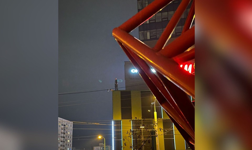 Muž stál na parapetnej doske a plakal, že chce skočiť. Od policajtov žiadal pivo a cigarety