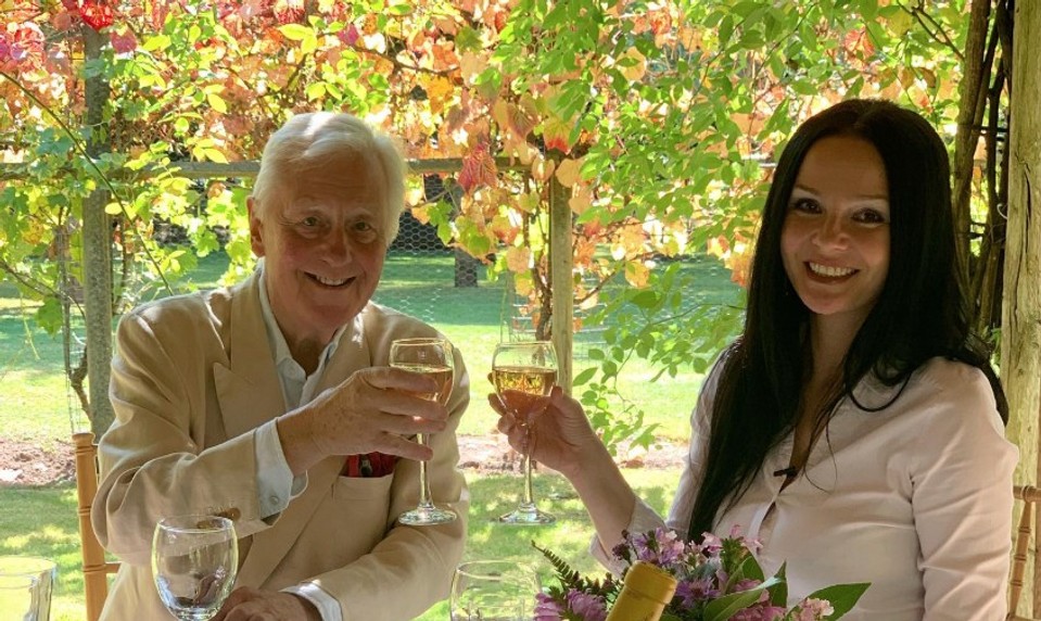 Anglický boháč (79) si hľadá ženu. Ročne jej zaplatí 50-tisíc eur, ale má to háčik