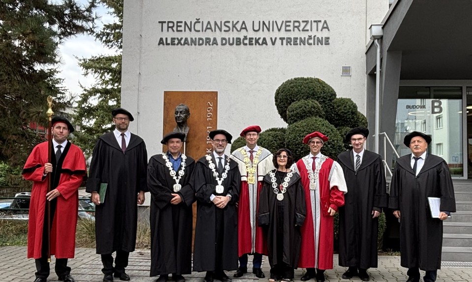 Na Trenčianskej univerzite udelili titul doctor honoris causa dvom významným vedcom