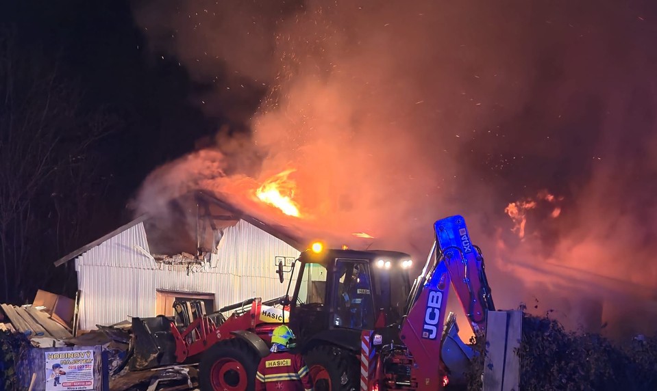 Plamene pohltili príbytok v Nitre: Minimálne desať ľudí zostalo bez strechy nad hlavou