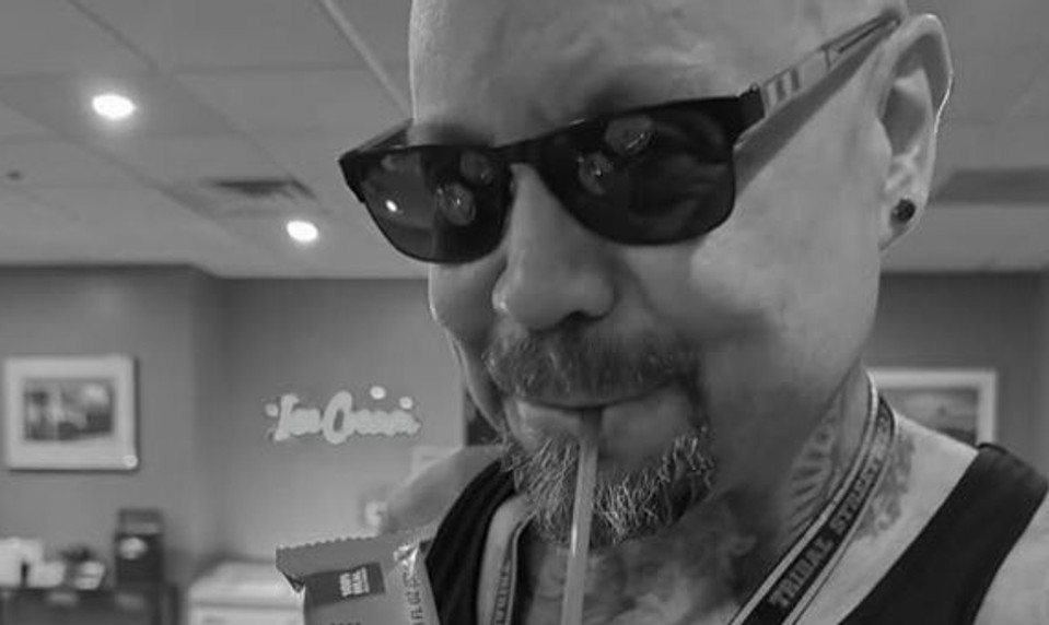 Desivé detaily skonu hviezdneho muzikanta! Priateľka ho našla v kúpeľni v kaluži krvi!