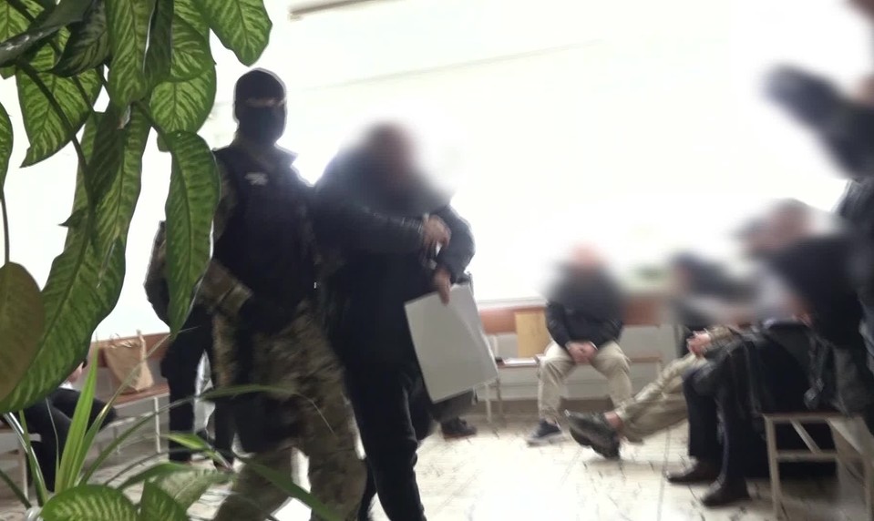 Nelegálna výrobňa cigariet fungovala tri mesiace. Výsluchy obvinených trvali do noci