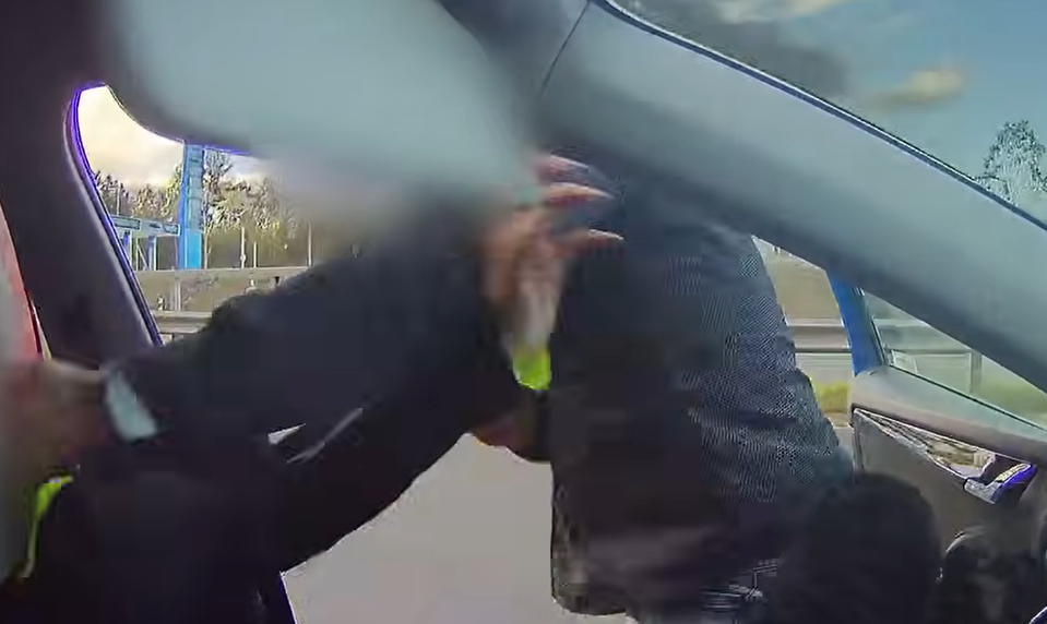 Česká polícia pátra po mužovi, ktorý na diaľnici vybrzdil a napadol matku s dieťaťom