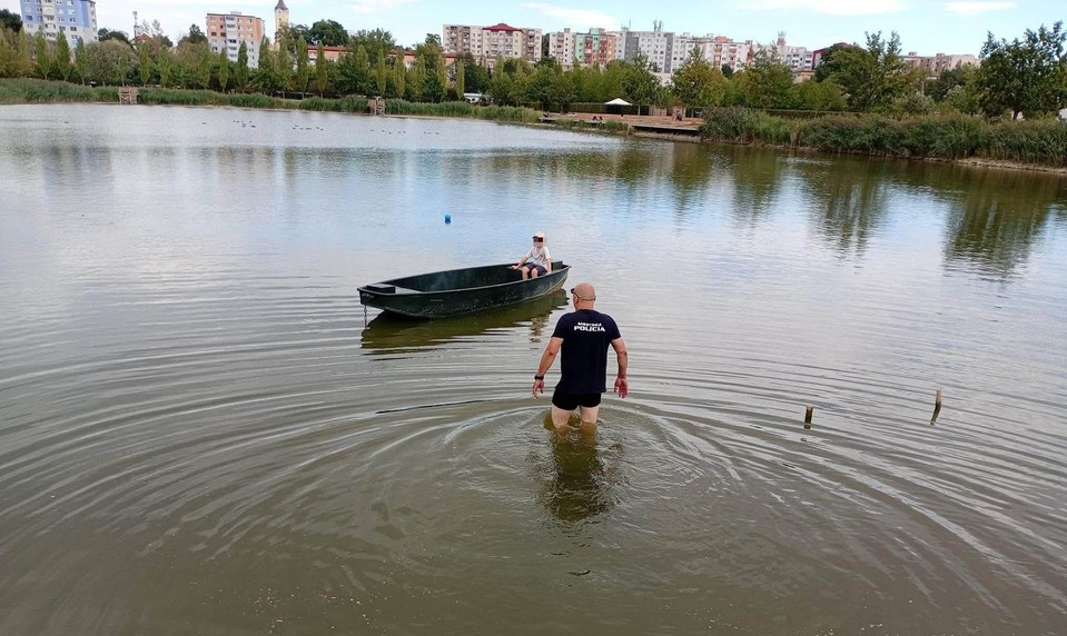Detská zvedavosť sa zmenila na drámu: Päťročný chlapec odplával v člne na rybníku