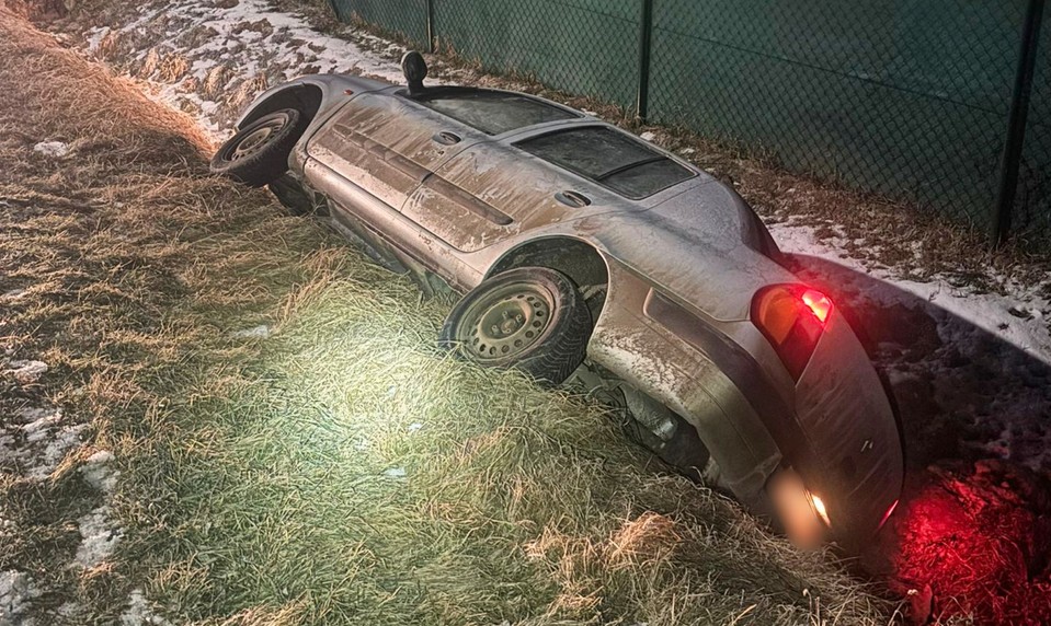 Opitá (ne)vodička (18) havarovala v priekope. Po nehode sa ukrývala doma pod matracom