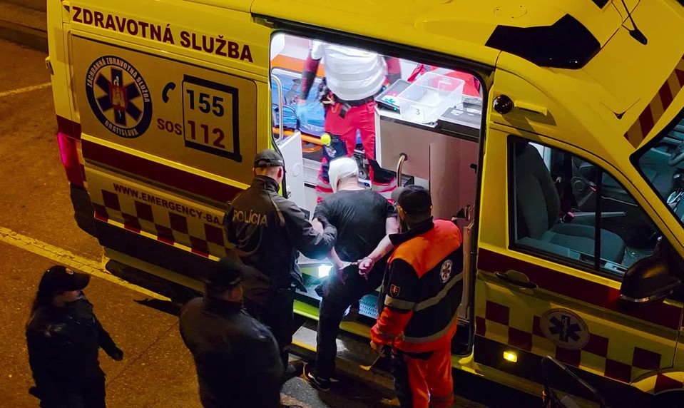 Muž s krvavou hlavou vyčíňal v predajni. Vyhrážal sa zabitím SBS-kára