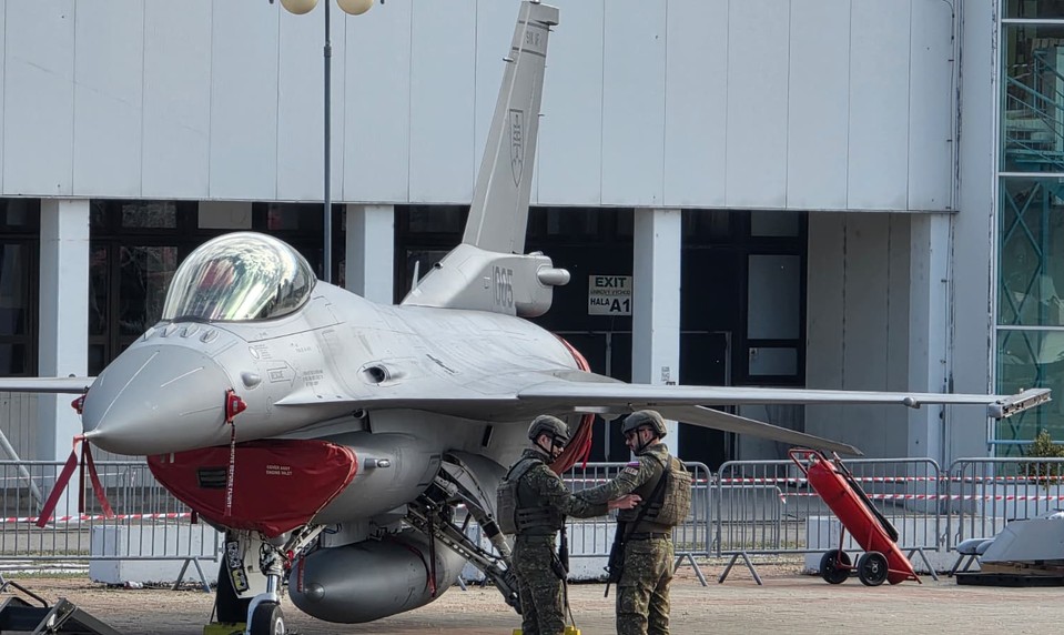 Vieme, prečo bola uzávera na D1. Dôvodom bol presun stíhačky F-16 v protismere