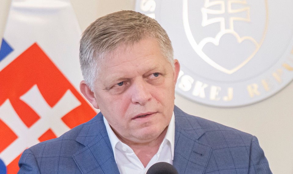 Fico žiada zrušiť tender na záchranky, vyzval ministra zdravotníctva na rýchle konanie