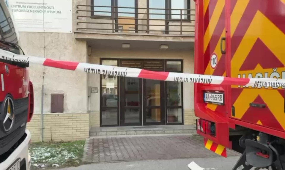 Zásah v centre Košíc: Hasiči riešia hlásenie nebezpečnej látky, na miesto dorazil aj pyrotechnik