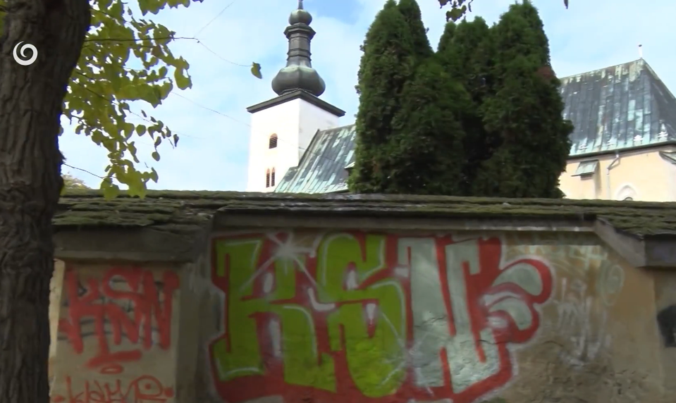Vandali poškodili historický múr v Prievidzi. Sprejeri sa podpísali priamo na národnej kultúrnej pamiatke