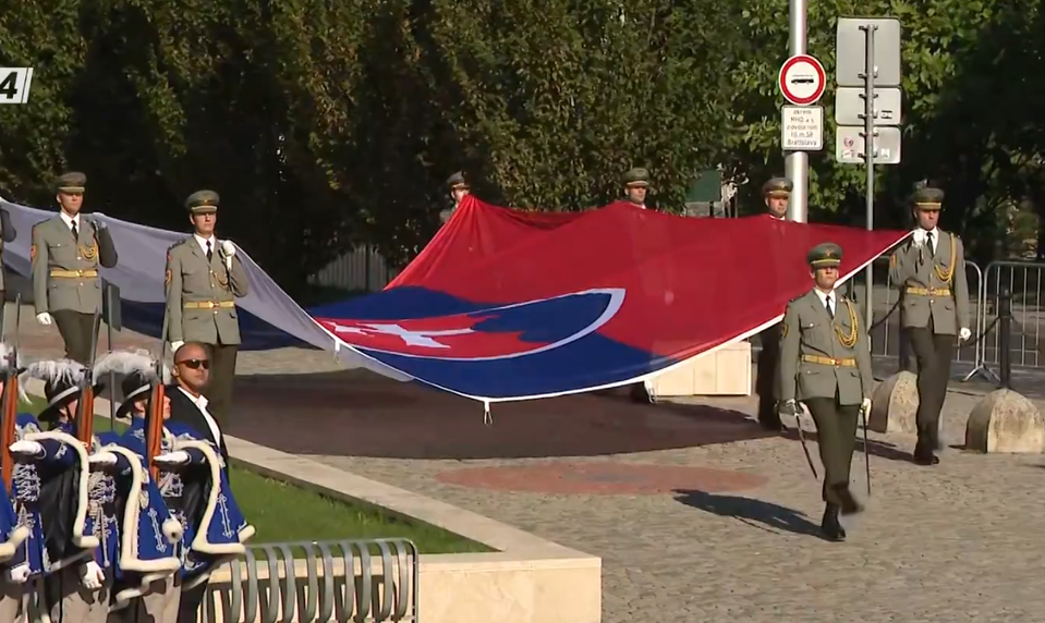 Slávnostné vztýčenie vlajky pred budovou NR SR