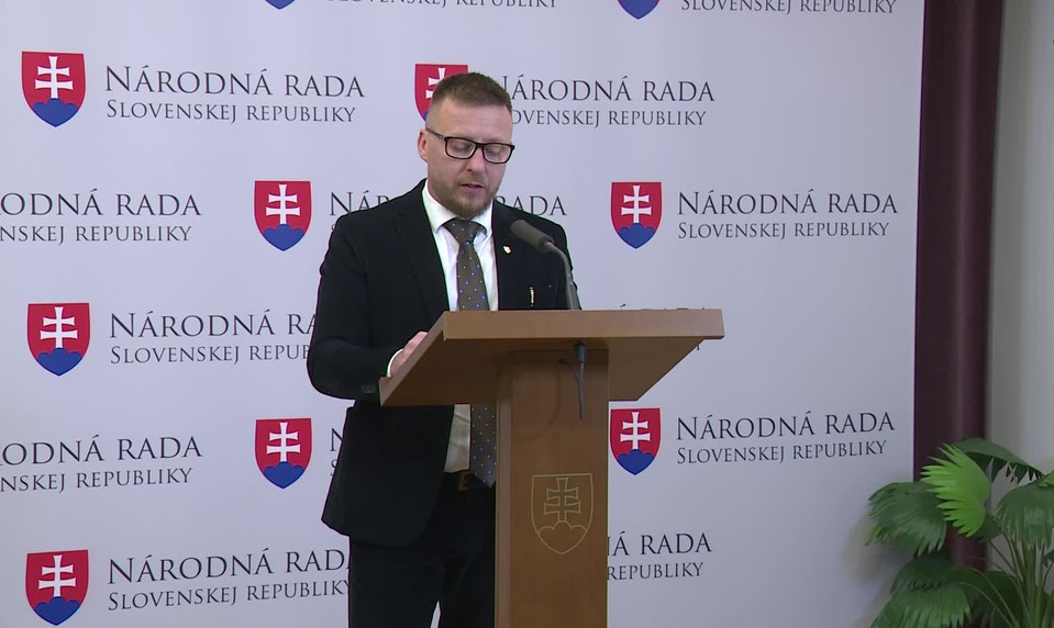 Kotlár opäť odkladá správu o manažovaní pandémie: Hovorí o „vojenskej operácii“