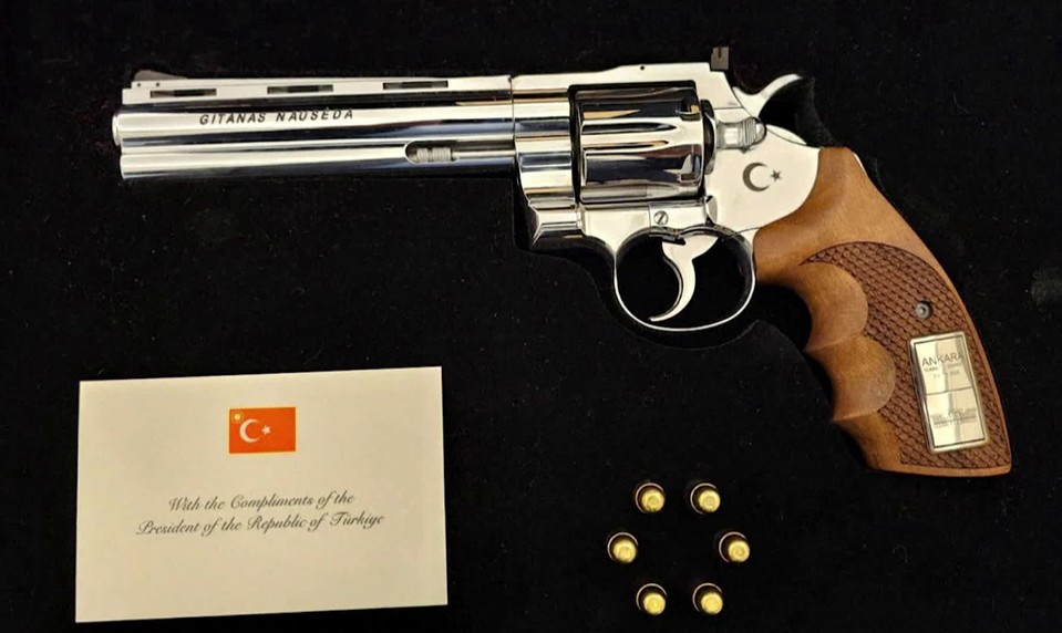 Odborníčka na protokol: Revolver od Erdogana nebol najväčší problém. Ostrá munícia áno