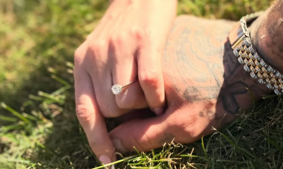 Našiel konečne tú pravú? Obľúbený český spevák pokľakol a bude svadba!