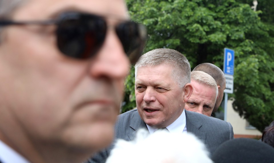 Robert Fico sa vrátil do Handlovej. Čakali ho priaznivci, ktoré videli atentát na vlastné oči
