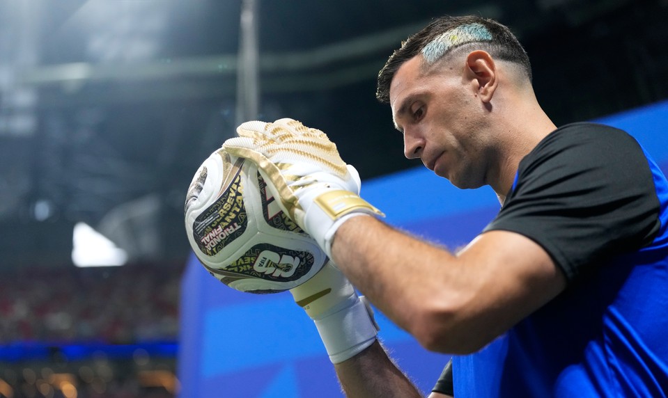 Každý deň má bolesti, operáciu odložil. Argentínsky brankár MARTINEZ nastúpi na finále