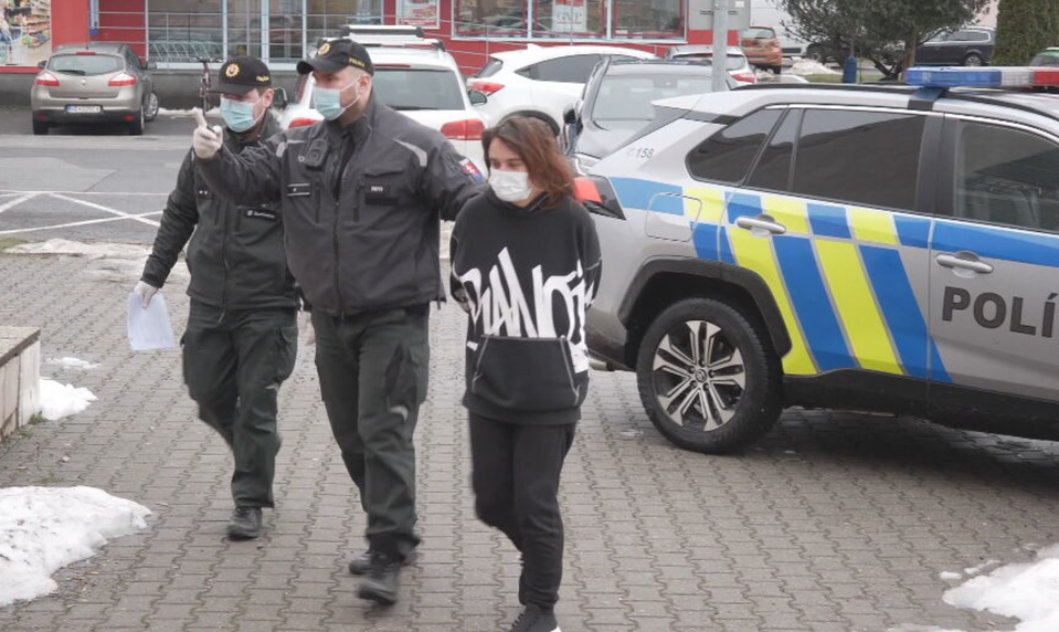 Vlámala sa do bytu, aby si vyprala šaty. Nahú ženu bez domova našiel majiteľ