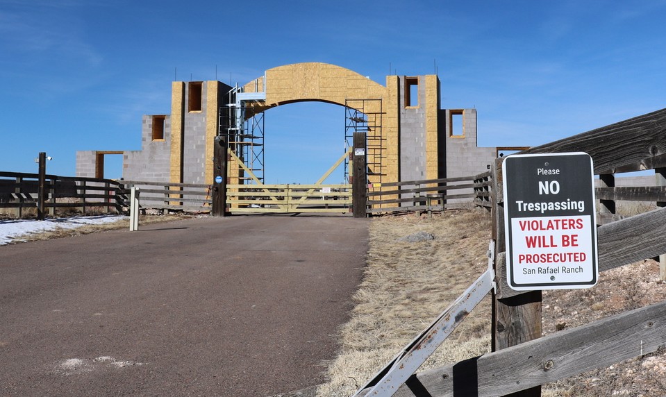 Nové Mexiko preveruje tvrdenia o pochovaných dievčatách pri Epsteinovom ranči