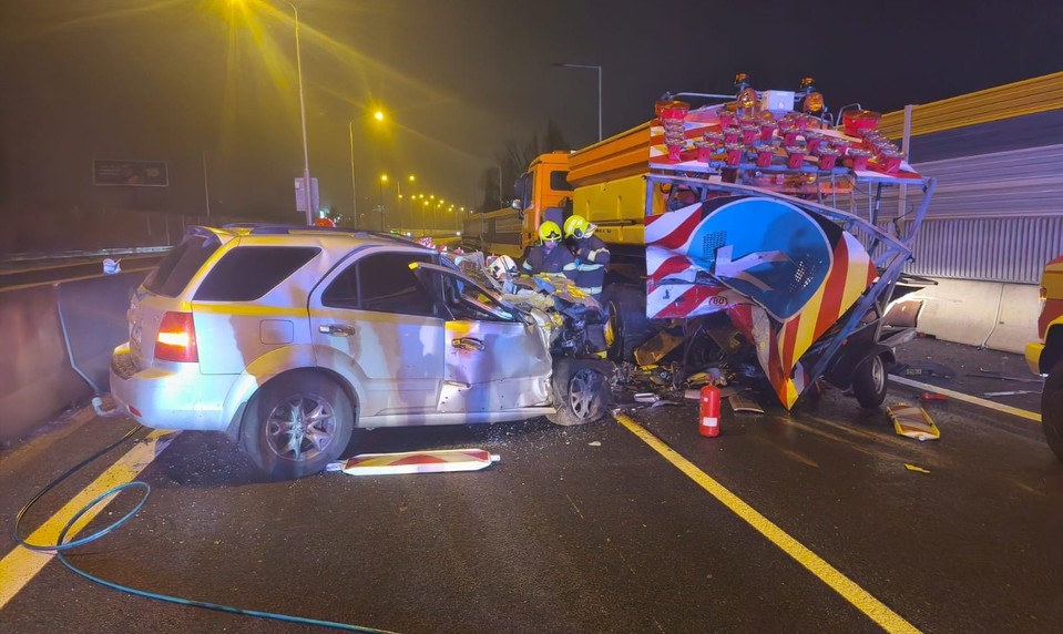 Auto narazilo do odstaveného vozíka na D2. Úsek bol neprejazdný dve hodiny