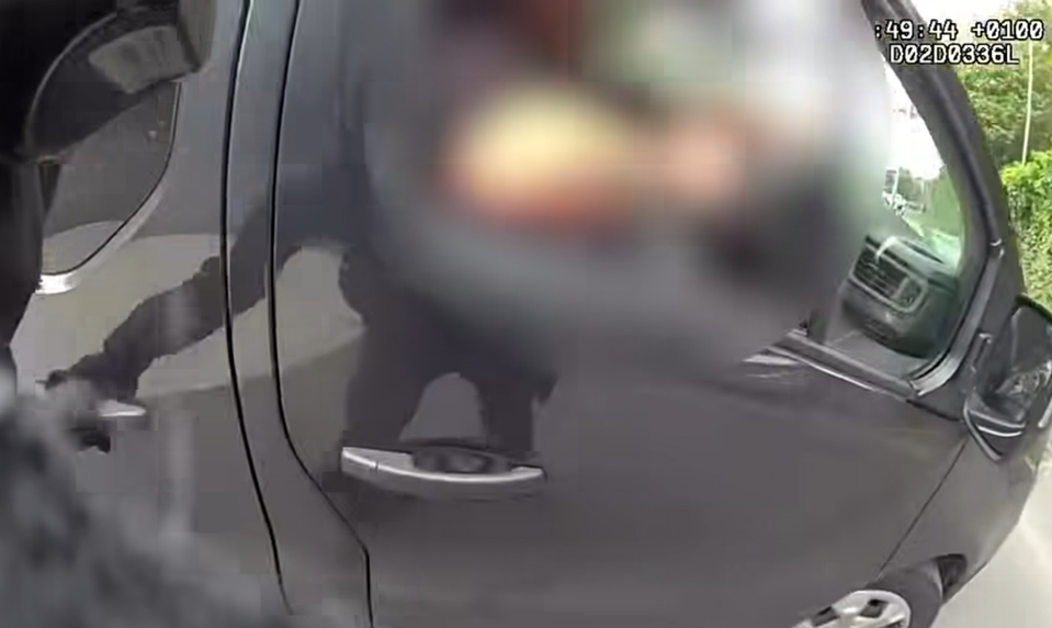 VIDEO: Hrdinský čin vodiča dodávky. Policajta so zbraňou odviezol až k pachateľovi