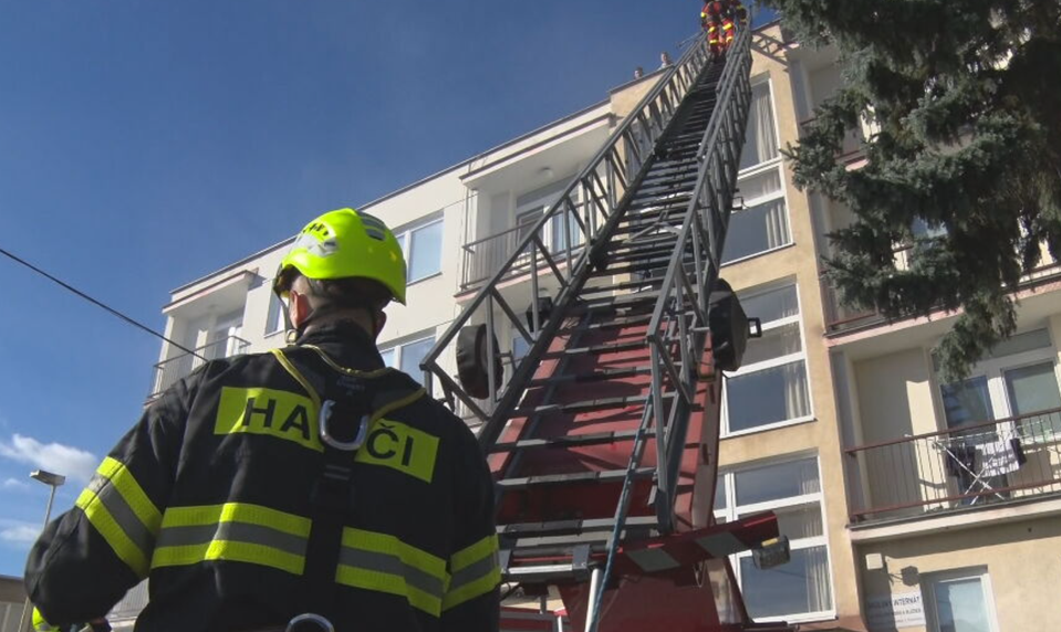 Na strednej škole "horelo" a zasahovali kukláči. Našťastie, išlo len o cvičenie