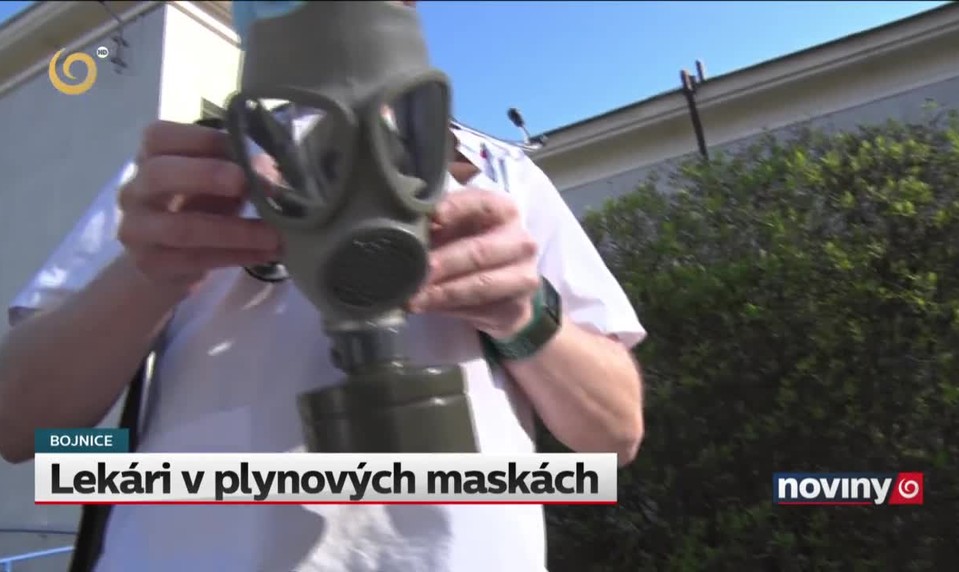 Lekári v plynových maskách