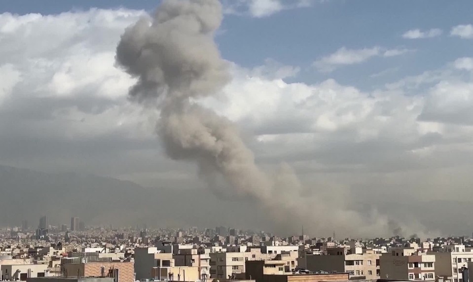 Izrael zaútočili na Irán spolu USA. Zaznamenali vypálenie aspoň jednej balistickej rakety z Iránu