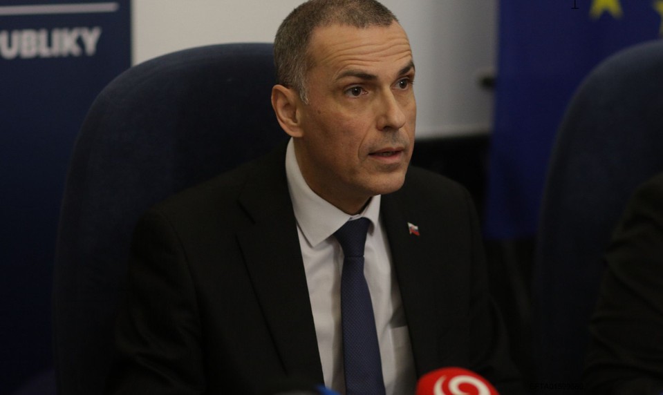 Žilinka hovorí o katastrofe v boji proti korupcii. „Menej bicykla, viac práce,“ reaguje Kaliňák