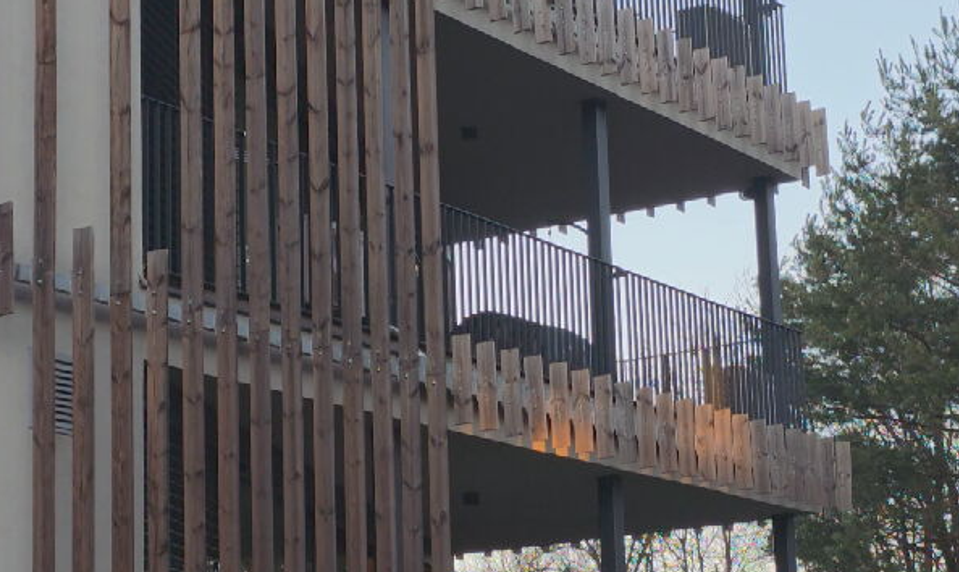 Na balkóne v Banskej Bystrici našli telo mŕtvej ženy