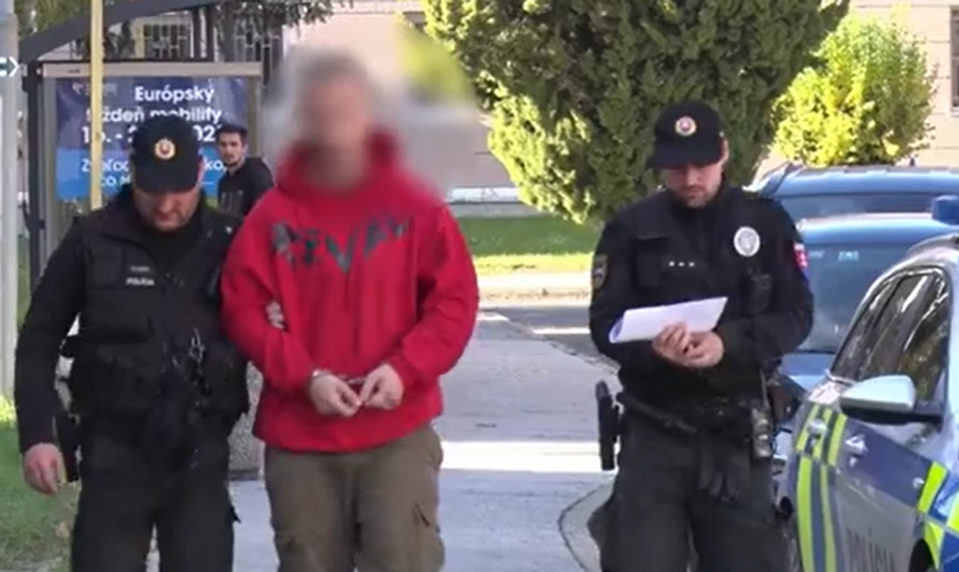 Agresívny opitý muž s fľašou prenasledoval ženu a vyhrážal sa jej zabitím