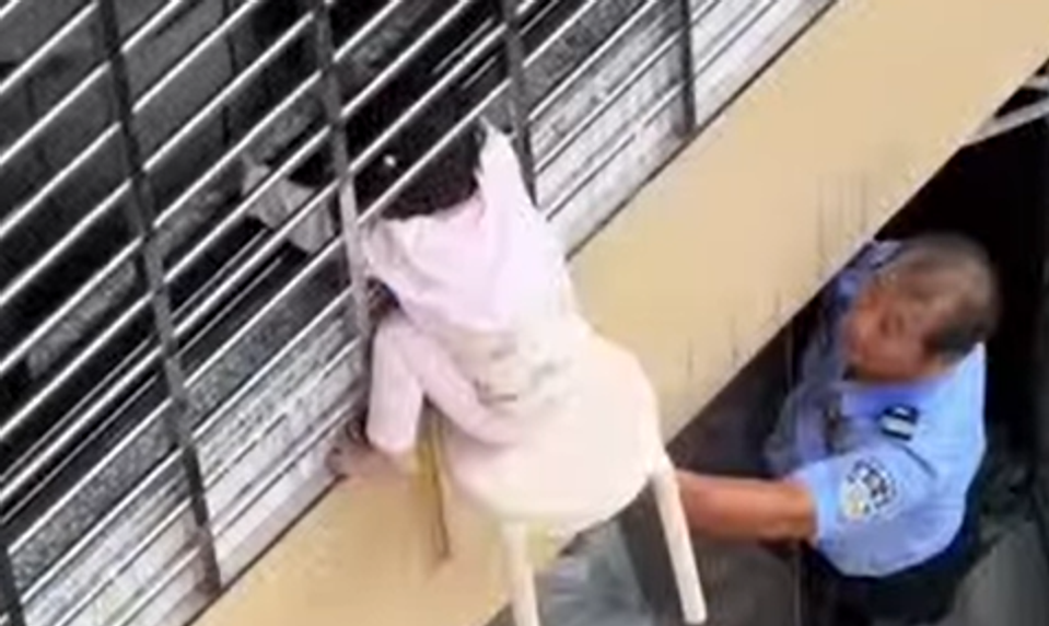 Dráma na 12. poschodí: Dievčatko viselo za hlavu z balkóna