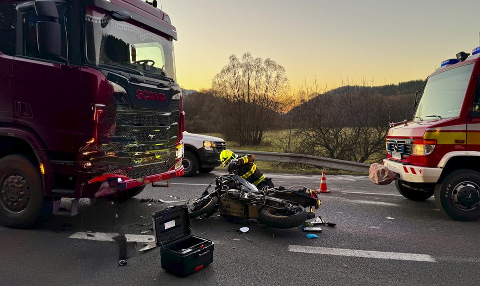 Druhýkrát sa narodil: Motocyklista prežil čelnú zrážku s kamiónom