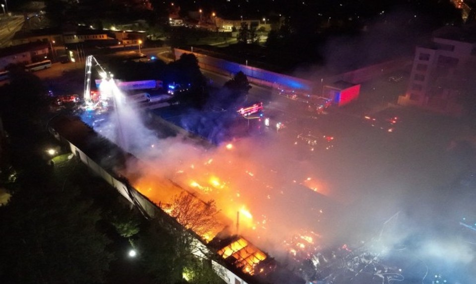 Masívny požiar predajne Lidl. Evakuovali 53 ľudí, škody sú v miliónoch eur